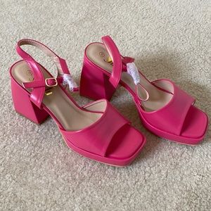 Fuchsia size 10 open toe block heel open toe sandal.